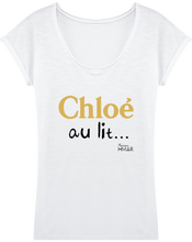 Charger l&#39;image dans la galerie, Tee Shirt Femme col V manche retroussé Chloé au lit